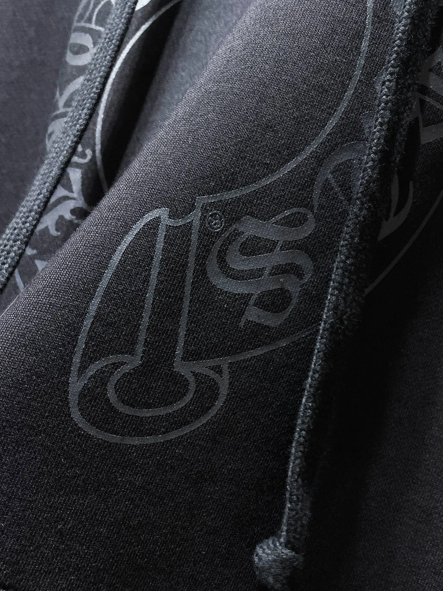 M29—P210 -Chrome Hearts/Chrome Hearts printed sweatshirt cardigan jacket -420 grams of high-density, high-quality wool, soft, delicate and skin-friendly, soft and silky to the touch, warm and skin-friendly -The hardware zipper accessories are all customized and full of details -Colour: black white -Size: S M L XL
